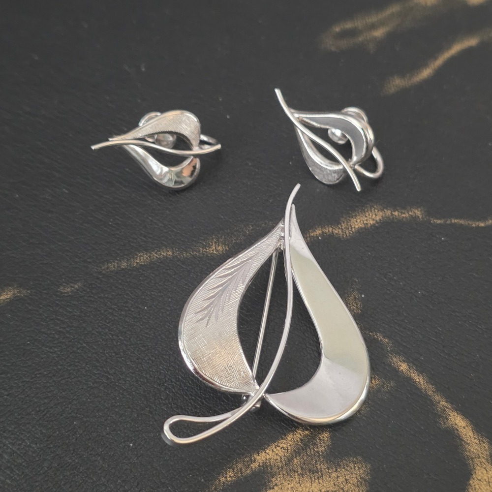 Vintage Krementz Silver Tone Leaf Brooch and Screw Back Earrings Jewelry Set